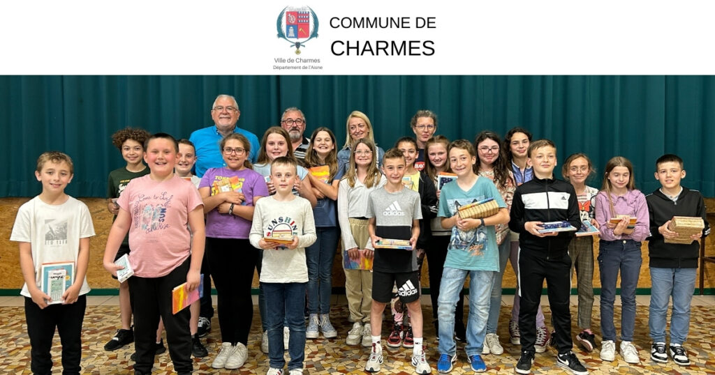 La municipalité encourage la réussite scolaire des élèves de CM2 avec la remise de calculatrices et de dictionnaires -fb- Commune Charmes Aisne