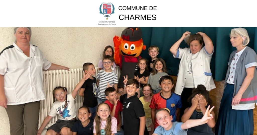 Madeleine, la mascotte de NEWREST à la cantine -FB- Commune Charmes Aisne