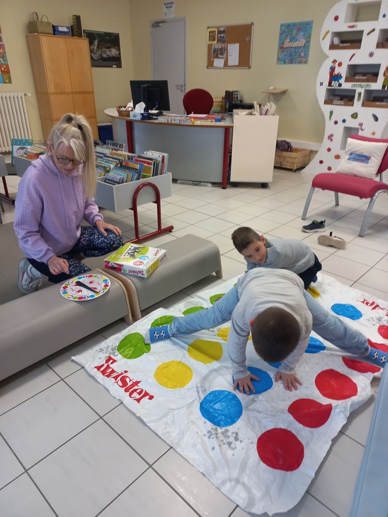 Enfants participant à un atelier jeux à la Bibliothèque Espace Marcelline de Charmes.